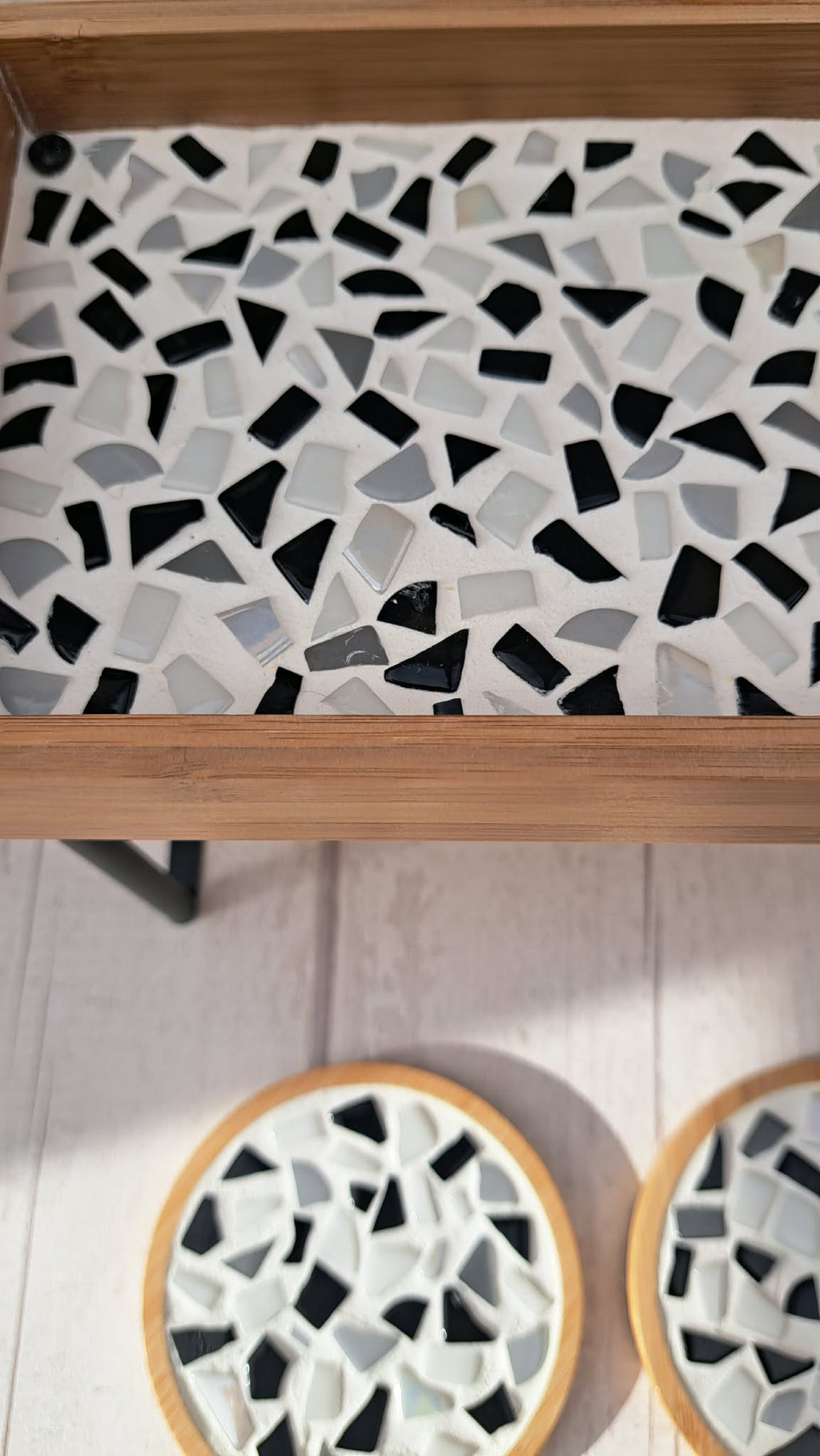 Black&White Stand and 2 coasters