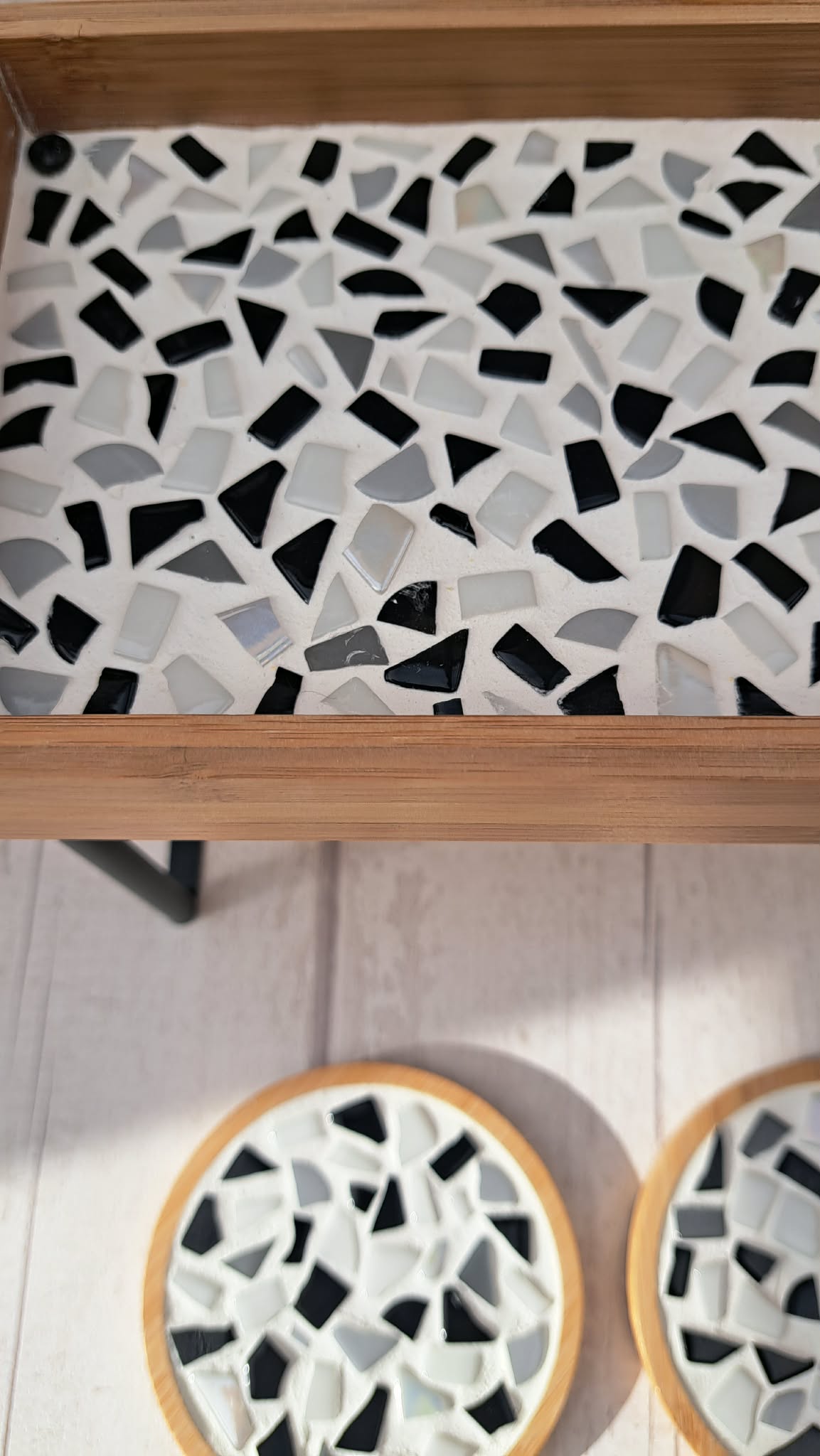Black&White Stand and 2 coasters